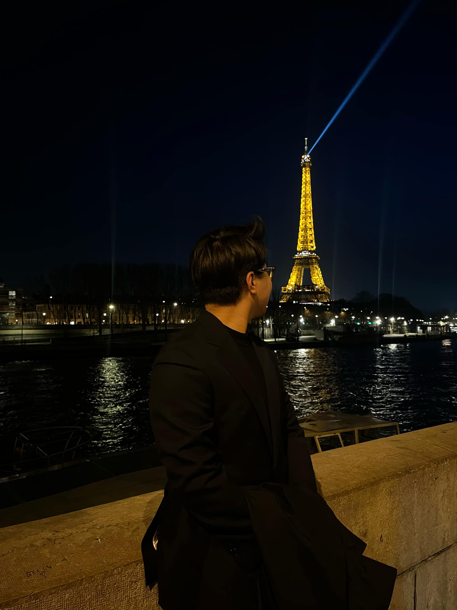 Cartoon Eiffel Tower Night - DrawGPT