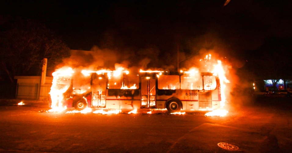 FORA KB - Protesto Estudantil - DrawGPT