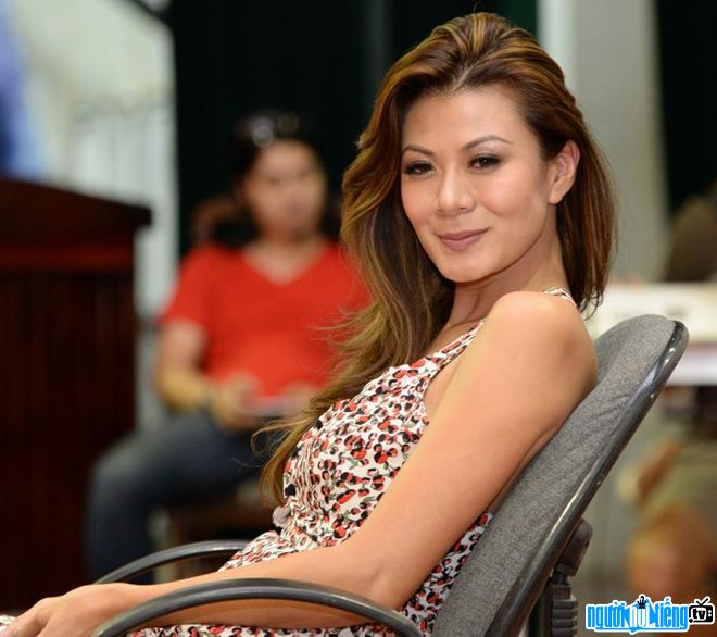 Vietnamese Singer Nhu Loan on Stage - DrawGPT